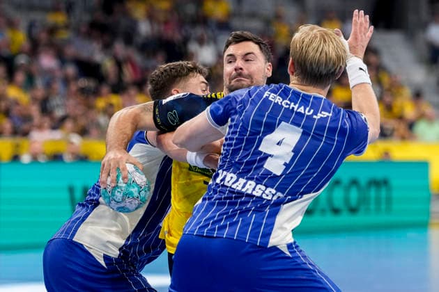 v li Stepan Zeman VfL, 66, Dani Baijens RNL, 77, Ellidi Snaer Vidarsson VfL, 4, tackle, game scene, duel, tackle, tackling, dynamics, action, 02 09 2026, Mannheim, Germany, handball, Bundesliga, Rhein-Neckar Löwen vs. VfL Gummersbach xozx