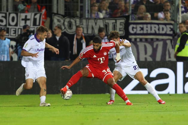 Patrick Kammerbauer, VfL Osnabrück, Ismael Saibari of FC Bayern Munich and Robin Fabinski of VfL Osnabrück in a tackle during the DFB Cup match between VfL Osnabrück and FC Bayern Munich at Bremer Brücke on September 2, 2026, in Osnabrück, Germany. Photo by Oliver Kaelke, DeFodi Images. Patrick Kammerbauer of VfL Osnabrück, Ismael Saibari of FC Bayern Munich and Robin Fabinski of VfL Osnabrück battle for the ball during the DFB Cup match between VfL Osnabrück and FC Bayern Munich at Bremer Brücke on September 2, 2026 in Osnabrück, Germany. Photo by Oliver Kaelke, DeFodi Images. Photo by Oliver Kaelke, DeFodi Images.