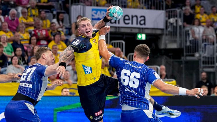 From left: Kristjan Horzen (VfL), 27, Edwin Aspenbäck (RNL), 78, Stepan Zeman (VfL), 66, tackle, game scene, duel, tackle, tackling, dynamism, action, 02 09 2026, Mannheim, Germany, handball, Bundesliga, Rhein-Neckar Löwen vs. VfL Gummersbach xozx
