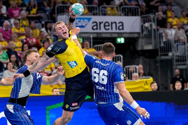 From left: Kristjan Horzen (VfL), 27, Edwin Aspenbäck (RNL), 78, Stepan Zeman (VfL), 66, tackle, game scene, duel, tackle, tackling, dynamism, action, 02 09 2026, Mannheim, Germany, handball, Bundesliga, Rhein-Neckar Löwen vs. VfL Gummersbach xozx