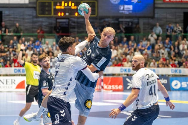 Head-to-head between Marko Grgic (SG Flensburg Handewitt, 17) and Fynn Hangstein (Bergischer HC 06, 10); Bergischer HC vs. SG Flensburg Handewitt, Handball, Opel HBL, Matchday 2, 2026–2027 Season, September 2, 2026 Bergischer HC vs. SG Flensburg Handewitt, Handball, Opel HBL, Matchday 2, 2026–2027 season, September 2, 2026 Wuppertal Copyright: xEibner-Pressefoto ThomasxHaeslerx EP_THR