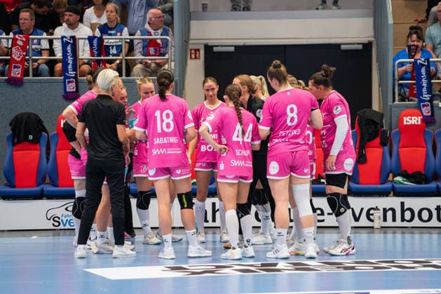 The TuS Metzingen GER players during a timeout in the HSG Blomberg Lippe GER vs. TuS Metzingen GER game, handball, Women s Handball Bundesliga Division 1, Matchday 2, 2026–2027 season, Blomberg, September 2, 2026, Blomberg Copyright: xEibner-Pressefotox EP_