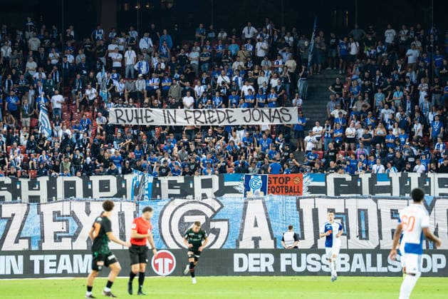 Soccer, Switzerland Brack Super League, Matchday 6: Grasshopper Club Zurich vs. FC St. Gallen 1879, Wednesday, September 2, 2026, Letzigrund Stadium, Zurich; Grasshopper Club Zurich fans with a message: Rest in Peace, Jonas ; sign, banner Copyright: xValentinxDomgjonix
