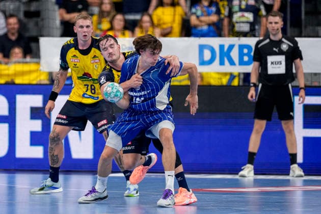 From left: Robert Timmermeister (RNL), 7; Miro Schluroff (VfL), 15; tackle, game scene, duel, tackle, tackling, dynamics, action, 02 09 2026, Mannheim, Germany, handball, Bundesliga, Rhein-Neckar Löwen vs. VfL Gummersbach xozx