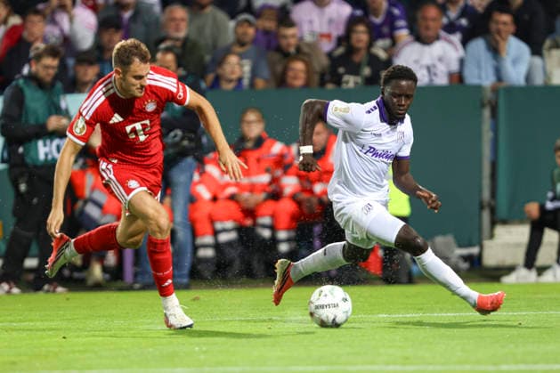 Josip Stanisic of FC Bayern Munich and Ismail Badjie of VfL Osnabrück in a tackle during the DFB Cup match between VfL Osnabrück and FC Bayern Munich at Bremer Brücke on September 2, 2026, in Osnabrück, Germany. Photo by Oliver Kaelke, DeFodi Images. Josip Stanisic of FC Bayern Munich and Ismail Badjie of VfL Osnabrück battle for the ball during the DFB Cup match between VfL Osnabrück and FC Bayern Munich at Bremer Brücke on September 2, 2026 in Osnabrück, Germany Photo by Oliver Kaelke, DeFodi Images Photo by Oliver Kaelke, DeFodi Images
