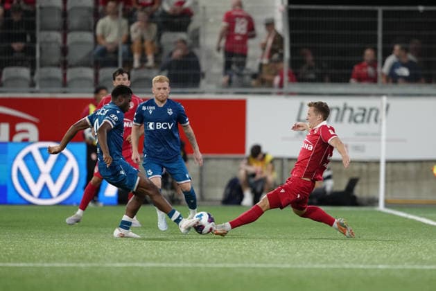 Thun, Switzerland - September 02: Enzo Molebe (9 LS) against Nico Maier (30 THU) during the Brack Super League match between FC Thun and FC Lausanne at VISANA STADION on September 02, 2026 in Thun, Switzerland. Copyright: xKjetilxWaberx xSPPx Sportspressphoto_SPR222386