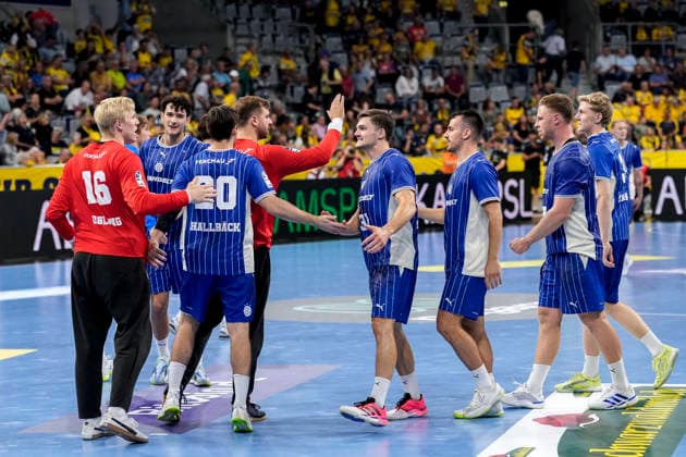 VfL Gummersbach players, celebrating after the final whistle, joy over the victory, winners, celebrating, cheerful, positive, happy, optimistic, highlight, action, September 2, 2026, Mannheim, Germany, handball, Bundesliga, Rhein-Neckar Löwen vs. VfL Gummersbach xozx