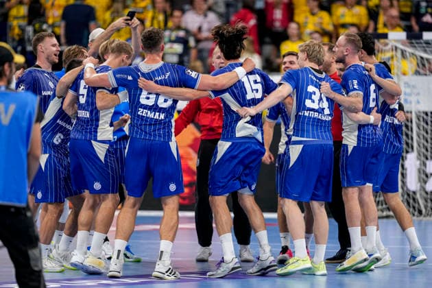 VfL Gummersbach players, celebrating after the final whistle, joy over the victory, winners, celebrating, cheerful, positive, happy, optimistic, highlight, action, September 2, 2026, Mannheim, Germany, handball, Bundesliga, Rhein-Neckar Löwen vs. VfL Gummersbach xozx