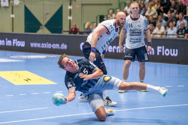 Lars Mitchell Kooij (Bergischer HC 06, 15) breaks through the defense and takes a shot while falling, with Arnar Freyr Arnarsson (SG Flensburg Handewitt, 41) and Emil Bergholt (SG Flensburg Handewitt, 14) nearby. Bergischer HC vs. SG Flensburg Handewitt, Handball, Opel HBL, Matchday 2, 2026–2027 season, September 2, 2026 Bergischer HC vs. SG Flensburg Handewitt, Handball, Opel HBL, Matchday 2, 2026–2027 season, September 2, 2026, Wuppertal Copyright: xEibner-Pressefoto ThomasxHaeslerx EP_THR