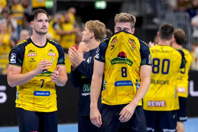 From left: Robert Timmermeister (RNL), 7, Tim Nothdurft RNL, 8, Rhein-Neckar Löwen player, disappointed by the loss, disappointment after the final whistle, highlight, loser, lost, frustration, disappointed, pessimistic, September 2, 2026, Mannheim, Germany, handball, Bundesliga, Rhein-Neckar Löwen vs. VfL Gummersbach xozx