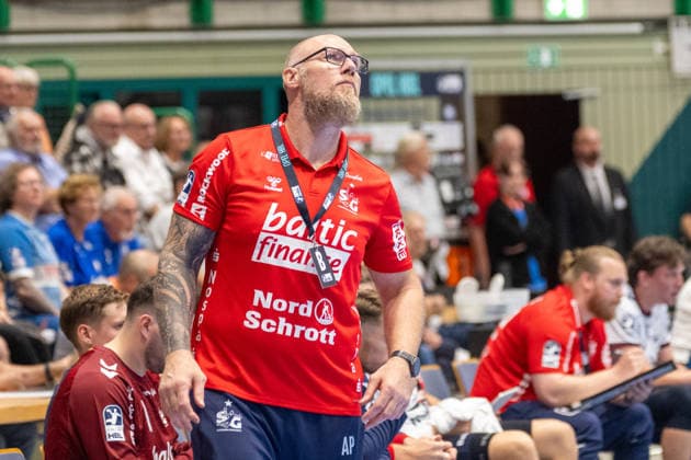 Ales Pajovic, SG Flensburg Handewitt coach, can t wait for the game to end and keeps glancing at the clock. Bergischer HC vs. SG Flensburg Handewitt, Handball, Opel HBL, Matchday 2, 2026–2027 Season, September 2, 2026 Bergischer HC vs. SG Flensburg Handewitt, Handball, Opel HBL, Matchday 2, 2026–2027 Season, September 2, 2026 Wuppertal Copyright: xEibner-Pressefoto ThomasxHaeslerx EP_THR