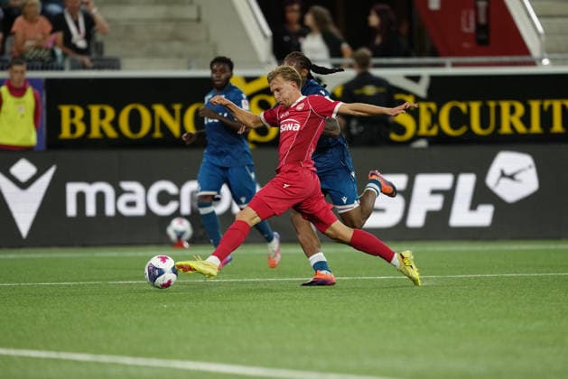 Thun, Switzerland - September 02: Brandon Soppy (2 Lausanne) against Tom Strannegard (18 THU) during the Brack Super League match between FC Thun and FC Lausanne at VISANA STADION on September 02, 2026 in Thun, Switzerland. Copyright: xKjetilxWaberx xSPPx Sportspressphoto_SPR222395
