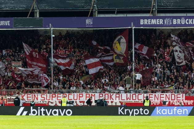OSNABRUECK, GERMANY - SEPTEMBER 02: Banner of FC Bayern Muenchen fans - No supercup during pokal weekend - during the DFB Pokal match between VfL Osnabrueck vs. FC Bayern Muenchen at Bremer Bruecke on matchday 1 of the DFB Pokal on September 02, 2026 in Osnabrueck, Germany. DFB REGULATIONS PROHIBIT ANY USE OF PHOTOGRAPHS AS IMAGE SEQUENCES AND OR QUASI-VIDEO. Lower Saxony Germany Copyright: xSteffiexWunderlx