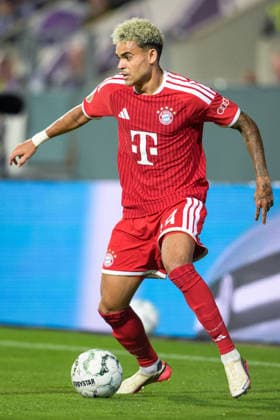 Soccer, DFB Cup, 20260902, VfL Osnabrück vs. FC Bayern Munich. Pictured: Luis DIAZ (Bayern), 14 (Osnabrück), Osnatel Arena, Lower Saxony, Germany Copyright: Passion2Press MarkusxFischerx