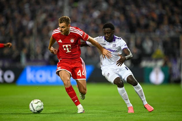 DFB Cup 26 27: VfL Osnabrück vs. FC Bayern Munich on September 2, 2026, at the Bremer Brücke in Osnabrück; Josip Stanisic of Bayern Munich in a tackle against Ismail Badjie of Osnabrück MT