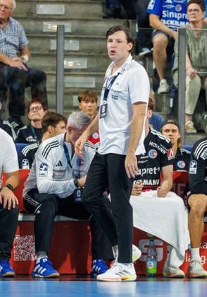 September 2, 2026 Handball 1st Bundesliga OPEL HBL 2026–2027 Season, Matchday 2: HC Erlangen (Nuremberg Metropolitan Region) vs. HCE TSV Hannover Burgdorf, Die Recken Women s Team, xdaxmax, Johannes Sellin, Coach of HC Erlangen (HCE), giving instructions