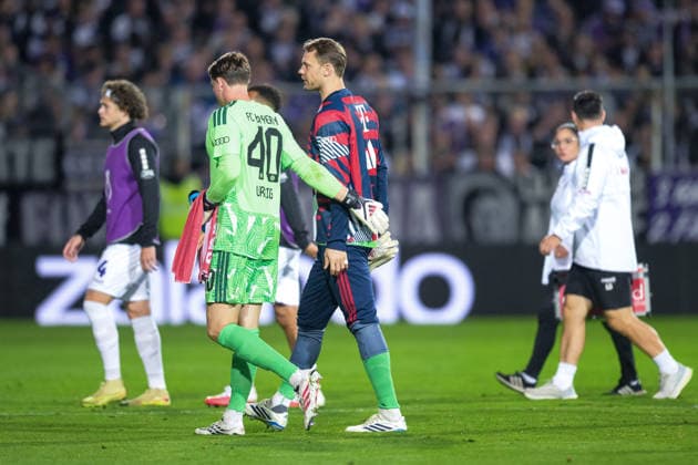 Soccer, DFB Cup, 20260902, VfL Osnabrück vs. FC Bayern Munich. Pictured, from left: Goalkeeper Jonas URBIG (Bayern, 40), Goalkeeper Manuel NEUER (Bayern, 1), Osnabrück, Osnatel Arena, Lower Saxony, Germany Copyright: Passion2Press MarkusxFischerx