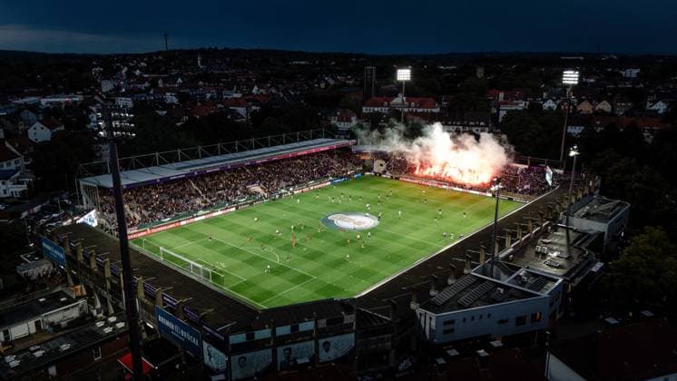 Pyro im Osnabrücker Fanblock, VfL Osnabrueck vs. FC Bayern Muenchen, DFB-Pokal, 1. Runde, 02.09.2026 DFB regulations prohibit any use of photographs as image sequences and or quasi-video Osnabrück Niedersachsen Deutschland *** Pyrotechnics in the Osnabrück fan section, VfL Osnabrück vs. FC Bayern Munich, DFB Cup, 1st Round, September 2, 2026. DFB regulations prohibit any use of photographs as image sequences and or quasi-video. Osnabrück, Lower Saxony, Germany Copyright: xkolbert-press MarcxNiemeyerx