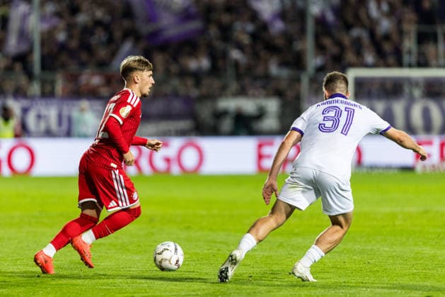 OSNABRUECK, GERMANY - SEPTEMBER 02: Lennart Karl (FC Bayern Muenchen, 42) controls the ball against Patrick Kammerbauer (VfL Osnabrueck, 31) during the DFB Pokal match between VfL Osnabrueck vs. FC Bayern Muenchen at Bremer Bruecke on matchday 1 of the DFB Pokal on September 02, 2026 in Osnabrueck, Germany. DFB REGULATIONS PROHIBIT ANY USE OF PHOTOGRAPHS AS IMAGE SEQUENCES AND OR QUASI-VIDEO. Lower Saxony Germany Copyright: xSteffiexWunderlx