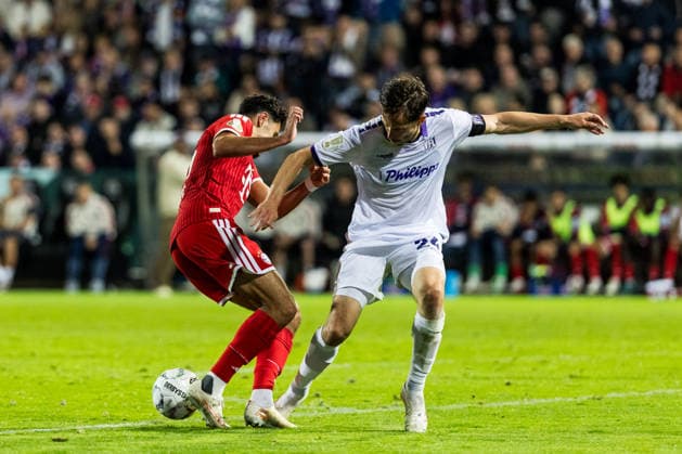 OSNABRUECK, GERMANY - SEPTEMBER 02: Aleksandar Pavlovic (FC Bayern Muenchen, 45) controls the ball against Jannik Mueller (Müller, VfL Osnabrueck, 24) - penalty foul - during the DFB Pokal match between VfL Osnabrueck vs. FC Bayern Muenchen at Bremer Bruecke on matchday 1 of the DFB Pokal on September 02, 2026 in Osnabrueck, Germany. DFB REGULATIONS PROHIBIT ANY USE OF PHOTOGRAPHS AS IMAGE SEQUENCES AND OR QUASI-VIDEO. Lower Saxony Germany Copyright: xSteffiexWunderlx