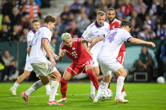 Soccer, DFB Cup, 20260902, VfL Osnabrück vs. FC Bayern Munich Pictured, from left: Robin FABINSKI (Osnabrück, 27), Luis DIAZ (Bayern, 14), Jannik MÜLLER (Osnabrück, 24) Osnabrück, Osnatel Arena, Lower Saxony, Germany Copyright: Passion2Press MarkusxFischerx