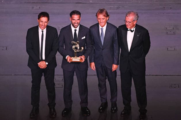 IPA88042428 - Cesc Fabregas, head coach of Calcio Como, and Roberto Mancini, head coach of Italy, are seen on stage during the AIC Gran Gala del Calcio on September 2, 2026, at La Scala theater in Milan, Italy  Copyright: xTizianoxBallabio IPAxSportx xx 88042428