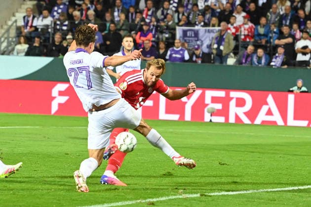 Harry KANE M scores the goal to make it 1–1—a play involving a one-on-one duel against Robin FABINSKI—VfL Osnabrück soccer, DFB Cup, 1st round, VfL Osnabrück vs. FC Bayern Munich on September 2, 2026, at the Stadion an der Bremer Brücke in Osnabrück, Germany. DFL and DFB regulations prohibit any use of photographs as image sequences and or quasi-video. Â