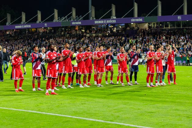 The FC Bayern Munich players celebrate their 1–4 victory after the final whistle. GER, VfL Osnabrück vs. FC Bayern Munich, Soccer, DFB Cup, First Round, 2026–2027 Season, September 2, 2026 DFL regulations prohibit any use of photographs as image sequences and or quasi-video GER, VfL Osnabrück vs. FC Bayern Munich, Soccer, DFB Cup, Round 1, 2026–2027 season, September 2, 2026 Osnabrück Copyright: xEibner-Pressefoto JanxRollingerx EP_JSK