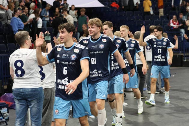 Handball I Men s I 2026–2027 Season I Bundesliga I Matchday 2 I Handball Club Hamburg vs. TVB Stuttgart I September 2, 2026 The players of Handball Club Hamburg thank the fans at the Hamburg Barclaycard Arena in Hamburg, Germany Copyright: xLobeca RalfxHomburgx