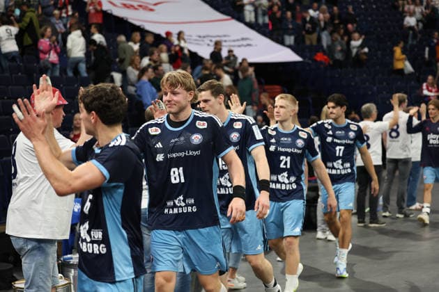 Handball I Men s I 2026–2027 Season I Bundesliga I Matchday 2 I Handball Club Hamburg vs. TVB Stuttgart I September 2, 2026 The players of Handball Club Hamburg thank the fans at the Hamburg Barclaycard Arena in Hamburg, Germany Copyright: xLobeca RalfxHomburgx