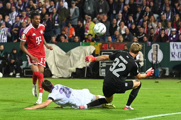 Michael OLISE M scores the goal to make it 1–3 against Jannik MUELLER Müller, VfL Osnabrück, and goalkeeper Jonas KRUMREY, VfL Osnabrück; action, tackle, soccer, DFB Cup, 1st round, VfL Osnabrück vs. FC Bayern Munich on September 2, 2026, at the Stadion an der Bremer Brücke in Osnabrück, Germany. DFL and DFB regulations prohibit any use of photographs as image sequences and or quasi-video.