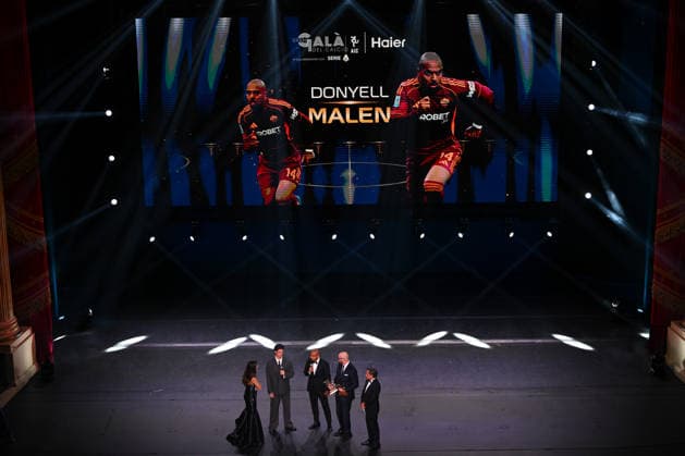 IPA88044356 - Donyell Malen is seen on stage during the AIC Gran Gala del Calcio on September 2, 2026, at La Scala theater in Milan, Italy  Copyright: xTizianoxBallabio IPAxSportx xx 88044356