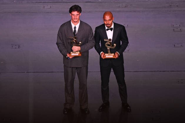 IPA88044369 - Mile Svilar and Donyell Malen are seen on stage during the AIC Gran Gala del Calcio on September 2, 2026, at La Scala theater in Milan, Italy  Copyright: xTizianoxBallabio IPAxSportx xx 88044369
