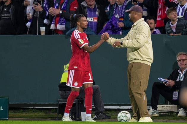 Soccer, DFB Cup, 20260902, VfL Osnabrück vs. FC Bayern Munich. Pictured, from left: Michael OLISE (Bayern), 17, and Bayern coach Vincent KOMPANY clap after a substitution. Osnabrück, Osnatel Arena, Lower Saxony, Germany Copyright: Passion2Press MarkusxFischerx