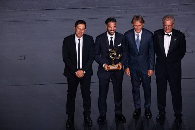 IPA88045465 - Cesc Fabregas, named Coach of the Year by Roberto Mancini — AIC 2026 Gran Gala del Calcio, at the Teatro alla Scala in Milan, Italy, on September 2, 2026.  Copyright: xRiccardoxSpadettoxDexPaulis IPAxSportx xx 88045465