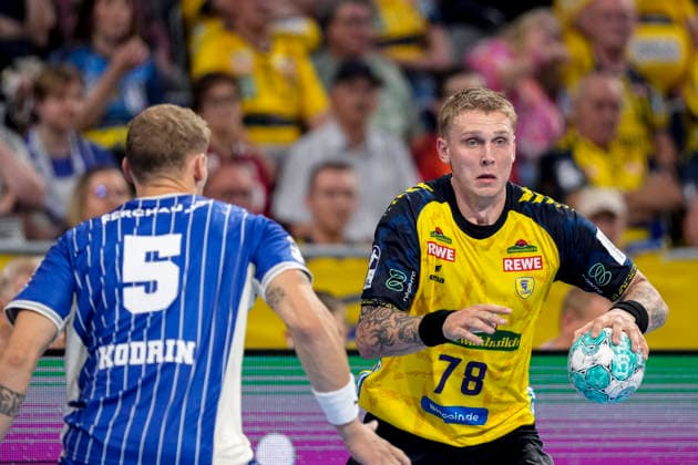 From left: Tilen Kodrin (VfL), 5, Edwin Aspenbäck (RNL), 78, tackle, game scene, duel, tackle, tackling, dynamism, action, 02 09 2026, Mannheim, Germany, Handball, Bundesliga, Rhein-Neckar Löwen vs. VfL Gummersbach xozx