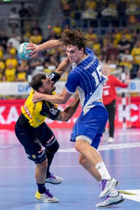 From left: Dani Baijens (RNL), 77, Miro Schluroff (VfL), 15, tackle, game scene, duel, tackle, tackling, dynamism, action, 02 09 2026, Mannheim, Germany, handball, Bundesliga, Rhein-Neckar Löwen vs. VfL Gummersbach xozx