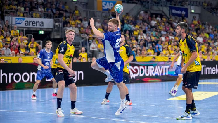 From left: Haukur Thrastarson (RNL), 25; Kristjan Horzen (VfL), 27; Jacob Arenth Lassen (RNL), 9; jump shot, shot, goal attempt, action, game scene, September 2, 2026, Mannheim, Germany, handball, Bundesliga, Rhein-Neckar Löwen vs. VfL Gummersbach xozx