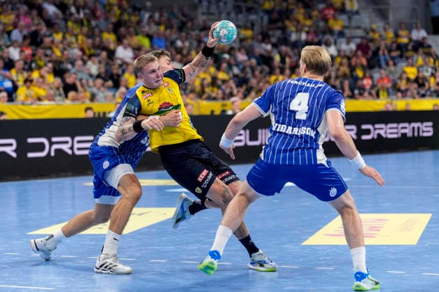 v li Stepan Zeman VfL, 66, Edwin Aspenbäck RNL, 78, Ellidi Snaer Vidarsson VfL, 4, tackle, game scene, duel, tackle, tackling, dynamic, action, 02 09 2026, Mannheim, Germany, handball, Bundesliga, Rhein-Neckar Löwen vs. VfL Gummersbach xozx