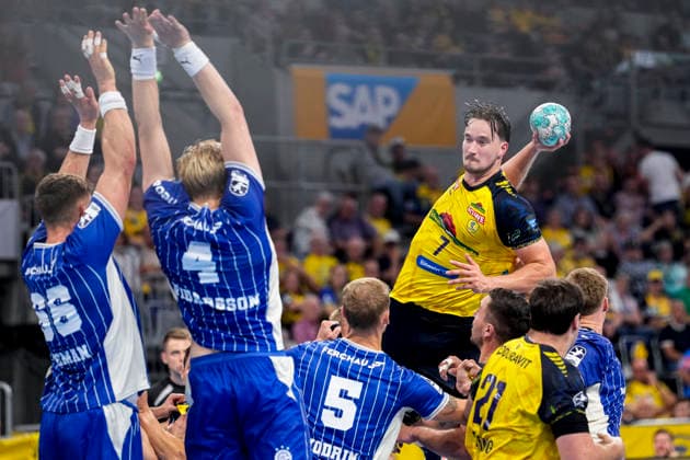From left: Stepan Zeman (VfL), 66, and Ellidi Snaer Vidarsson (VfL), 4, attempt to block Robert Timmermeister (RNL), 7, during a jump shot, shot, goal attempt, action, play, September 2, 2026, Mannheim, Germany, handball, Bundesliga, Rhein-Neckar Löwen vs. VfL Gummersbach xozx