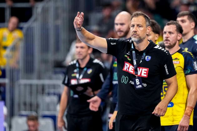 Maik Machulla, coach and head coach of the RNL, gives instructions, gestures with his arms; single frame, single photo, action, September 2, 2026, Mannheim, Germany; handball, Bundesliga, Rhein-Neckar Löwen vs. VfL Gummersbach xozx