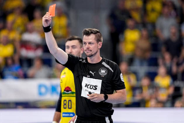Referee Darnel Jansen shows a red card to Ellidi Snaer Vidarsson (VfL, 4; not in the picture)—dismissal, sending off, highlight, red card, action, play, September 2, 2026, Mannheim, Germany, Handball, Bundesliga, Rhein-Neckar Löwen vs. VfL Gummersbach xozx