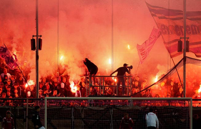 Fans des VfL Osnabrueck zuenden vor dem Spiel Pyrotechnik. GER, VfL Osnabrück vs FC Bayern München, DFB-Pokal, 1. Runde, Saison 2026-27, Bremer Brücke, Osnabrück, 02.09.2026 DFL REGULATIONS PROHIBIT ANY USE OF PHOTOGRAPHS AS IMAGE SEQUENCES AND OR QUASI-VIDEO Foto: HMB Media Scott W. Coleman Osnabrück Bremer Brücke Niedersachsen GER Copyright: xScottxW.xColemanx
