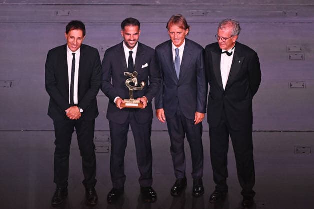 Gran Gala Del Calcio AIC Cesc Fabregas, head coach of Calcio Como, and Roberto Mancini, head coach of Italy, are seen on stage during the Gran Gala del Calcio AIC at La Scala theater in Milan, Italy, on September 2, 2026. Milano Italy Milano Italy  Copyright: xTizianoxBallabiox originalFilename:ballabio-grangald260902_npOtT.jpg