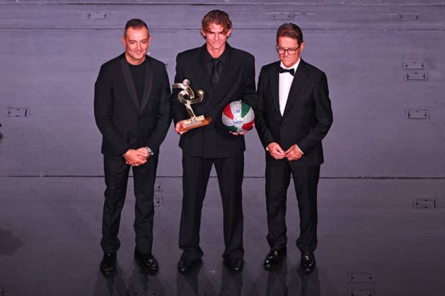 Gran Gala Del Calcio AIC Nico Paz of Calcio 1907 is seen on stage during the Gran Gala del Calcio AIC at theater La Scala in Milan, Italy, on September 2, 2026. Milano Italy Milano Italy  Copyright: xTizianoxBallabiox originalFilename:ballabio-grangald260902_npTrK.jpg