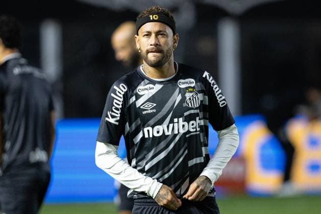 SANTOS, BRAZIL - SEPTEMBER 02: Santos?s midfielder 10 Neymar Jr looks on during warming-up before game a Copa do Brasil match between Santos FC vs Palmeiras, round 8, second leg at the Stadium Urbano Caldeira in Santos, Brazil. (Photo by Leo Barrilari Sports Press Photo) Copyright: xLeoxBarrilari SportsxPressxPhotox Sportspressphoto_SPR222440