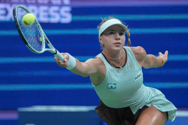 Polina Iatcenko returns a shot against Aryna Sabalenka during a second-round match at the 2026 U.S. Open at Arthur Ashe Stadium in New York, USA, 02 September 2026. US Open: Aryna Sabalenka vs Polina Iatcenko !ACHTUNG: NUR REDAKTIONELLE NUTZUNG!  Copyright: xÁngelxColmenaresx AME4075 20260903-55021289904_1