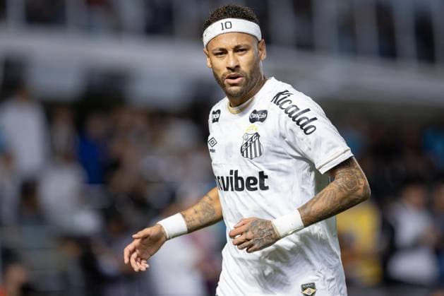 SANTOS, BRAZIL - SEPTEMBER 02: Santos?s midfielder 10 Neymar Jr looks on during a Copa do Brasil match between Santos FC vs Palmeiras, round 8, second leg at the Stadium Urbano Caldeira in Santos, Brazil. (Photo by Leo Barrilari Sports Press Photo) Copyright: xLeoxBarrilari SportsxPressxPhotox Sportspressphoto_SPR222560