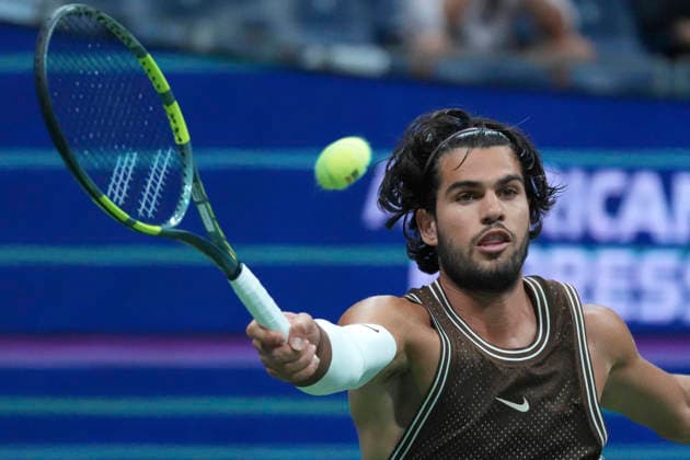 Carlos Alcaraz of Spain returns a shot against Jaime Faria of Portugal during a second-round match at the US Open at Arthur Ashe Stadium in New York, USA, 02 September 2026. US Open: Carlos Alcaraz vs Jaime Faria !ACHTUNG: NUR REDAKTIONELLE NUTZUNG!  Copyright: xÁngelxColmenaresx AME4108 20260903-55021290023010_1010