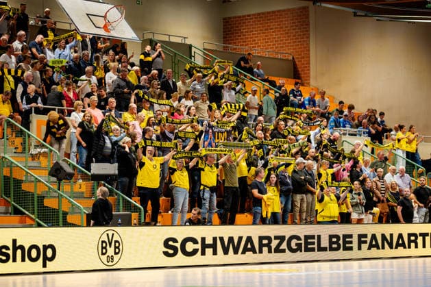 Dortmund, September 2, 2026, Handball, Women s, Bundesliga, Matchday 2, BVB Borussia Dortmund vs. Sport Union Neckarsulm; BVB fans singing before the game